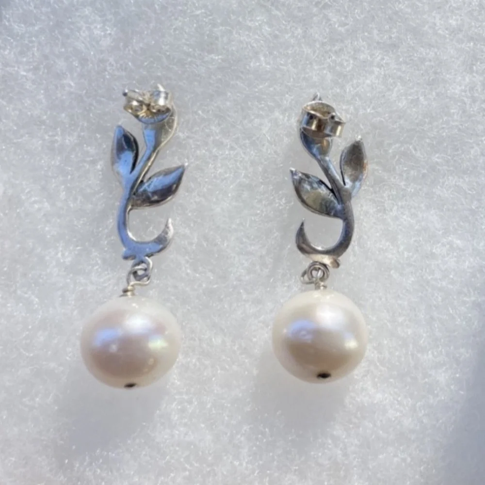 925 Sterling Silver 10mm Pearl Earrings w/ leaf design - Picture 2 of 2